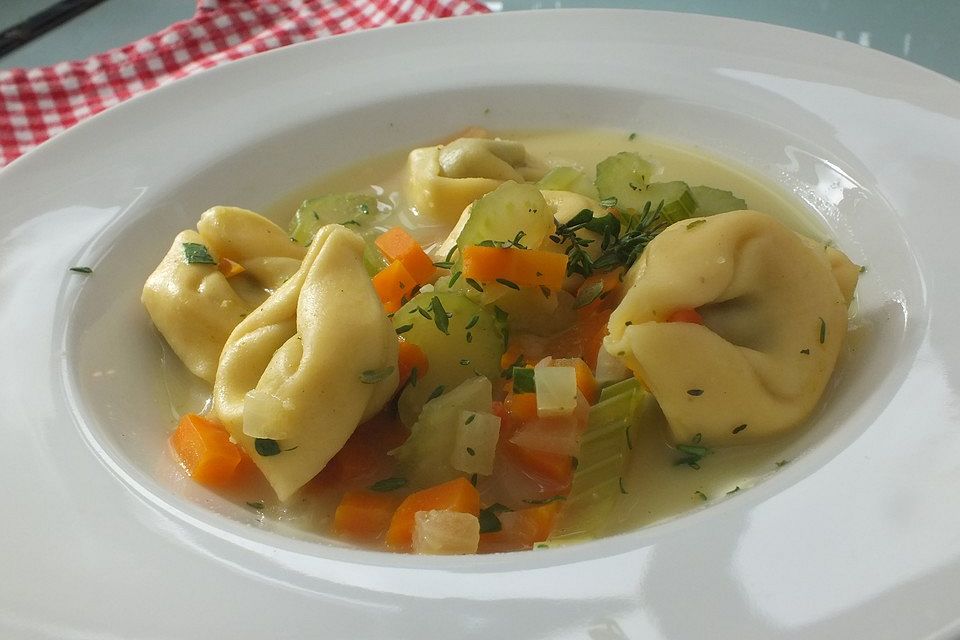 Klare Brühe mit Tortellini