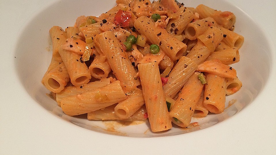 Rigatoni mit Räucherlachs und Wodka von McMoe Rigatoni mit Räucherlachs und Wodka von McMoe