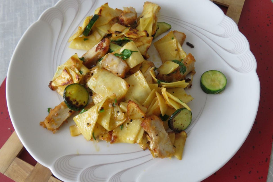 Pikante Zucchini-Hähnchen-Pfanne mit Nudeln