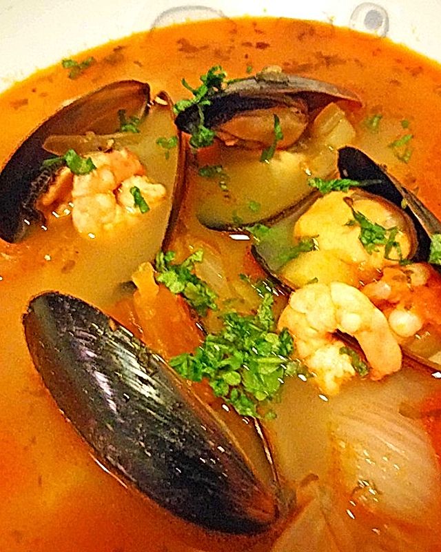 Suppe mit Meeresfrüchten und Fenchel