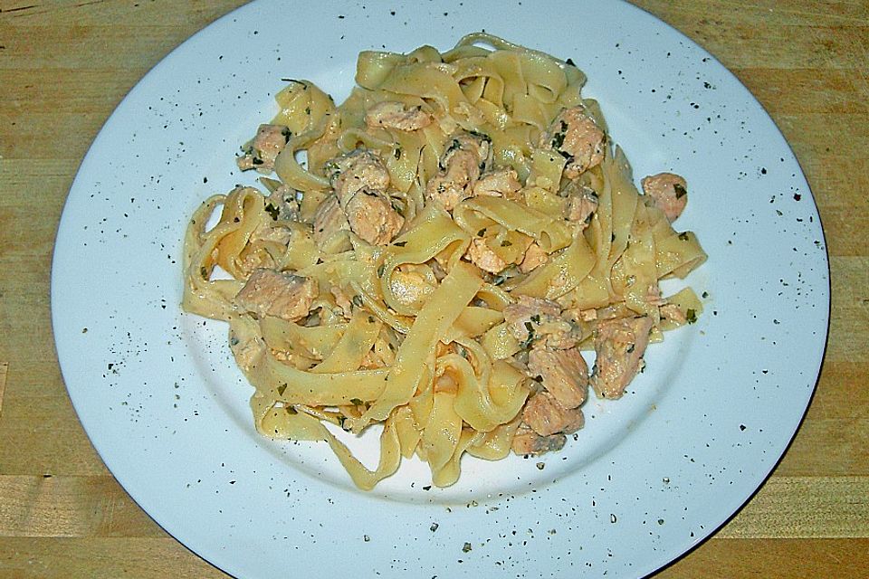 Bunte Nudelpfanne mit Lachs und Parmesan