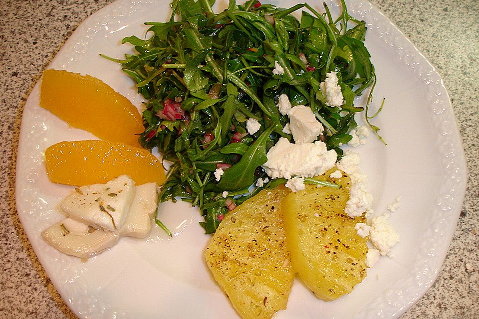 Rucola mit gebackener Ananas und eingelegtem Ziegenkäse