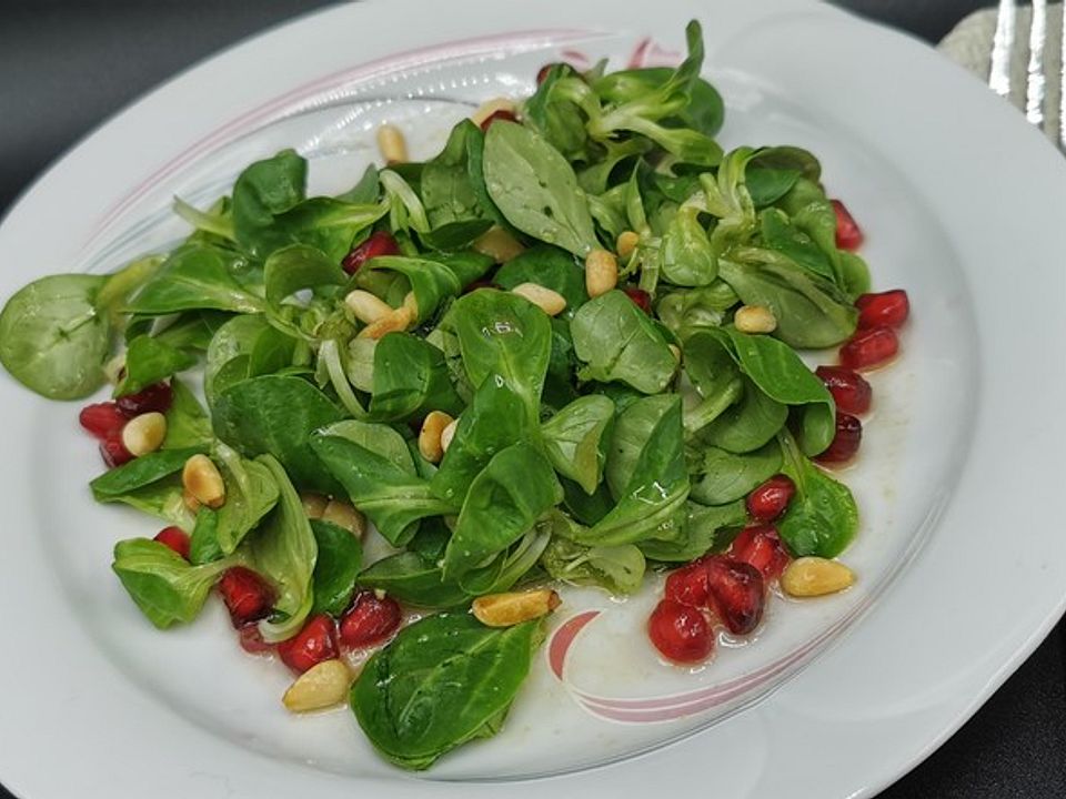 Feldsalat Mit Granatapfel Und Pinienkernen