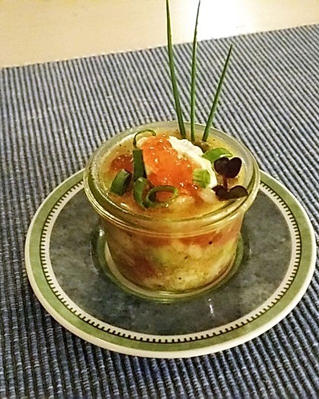 Avocado mit Forelle und Kaviar