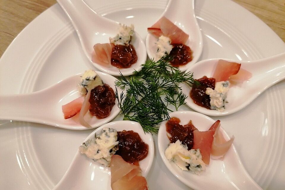 Zwiebelkonfit mit Stilton und Schwarzwälder Schinken Zwiebelkonfit mit Stilton und Schwarzwälder Schinken
