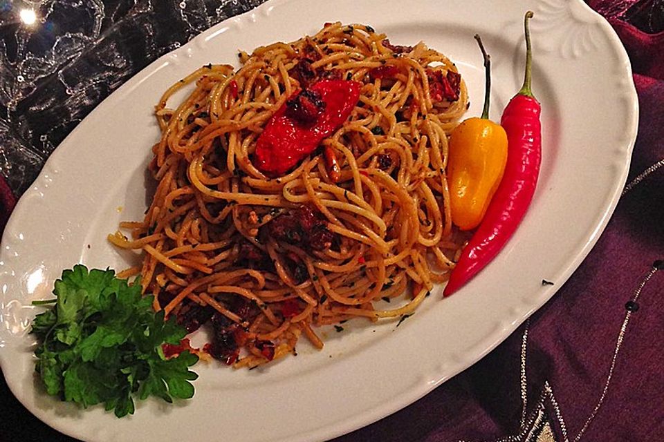 Vegane Aioli Spaghetti mit getrockneten Tomaten