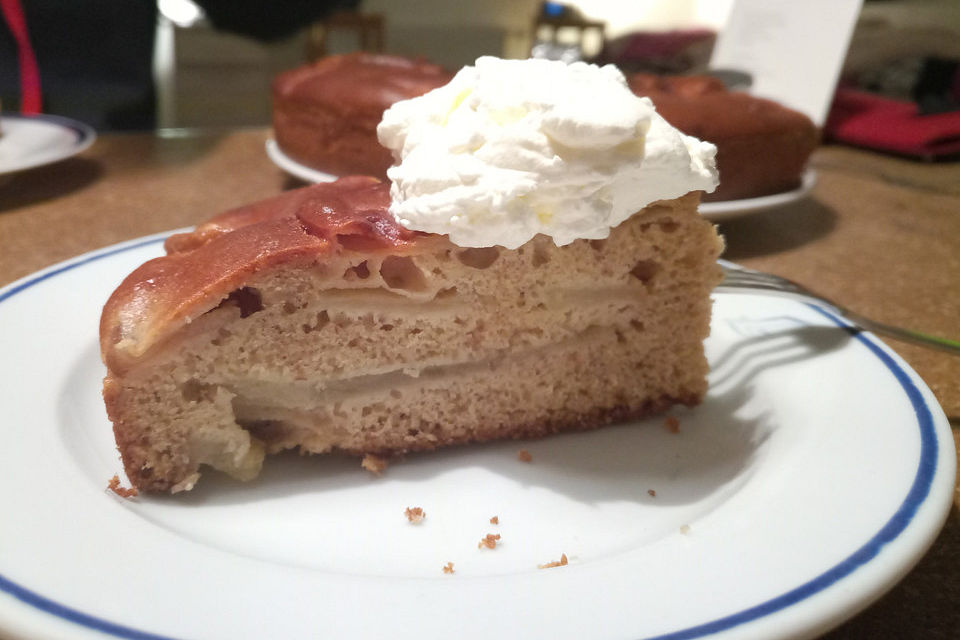 Birnen-Apfel-Kuchen mit Rum und Mandeln