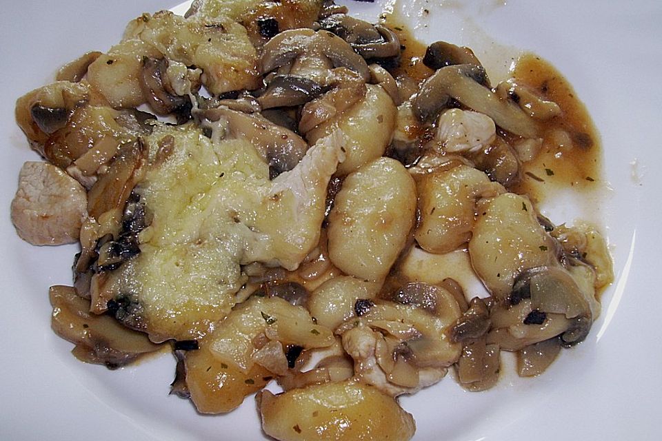 Auflauf mit Gnocchi, Pute und Champignons