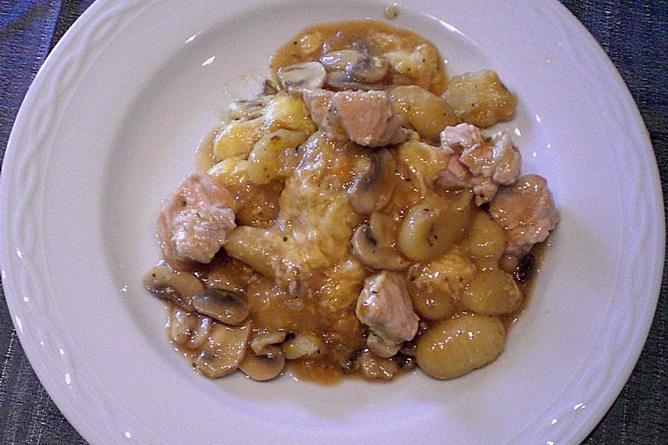 Auflauf mit Gnocchi, Pute und Champignons