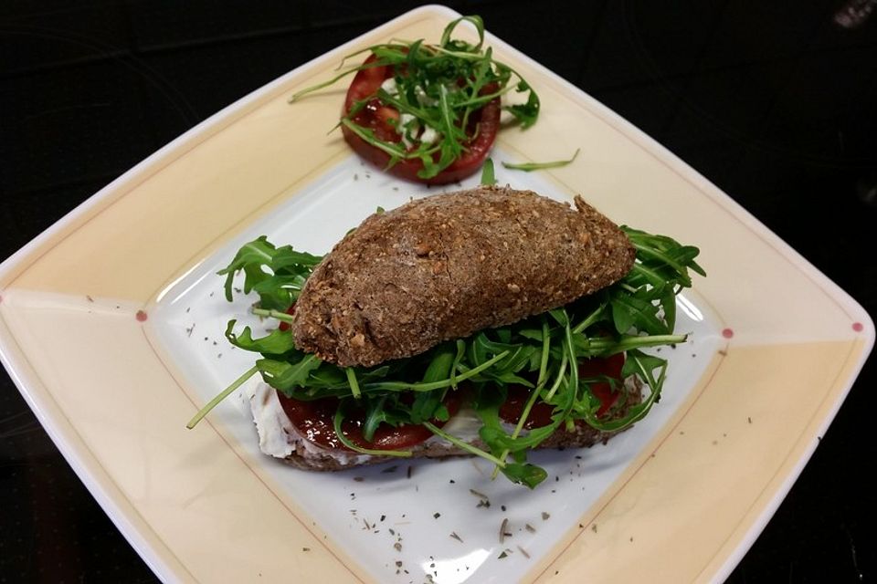 Sandwich mit Rucola und Tomate