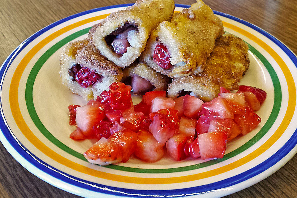 French-Toast-Rolle mit Erdbeeren