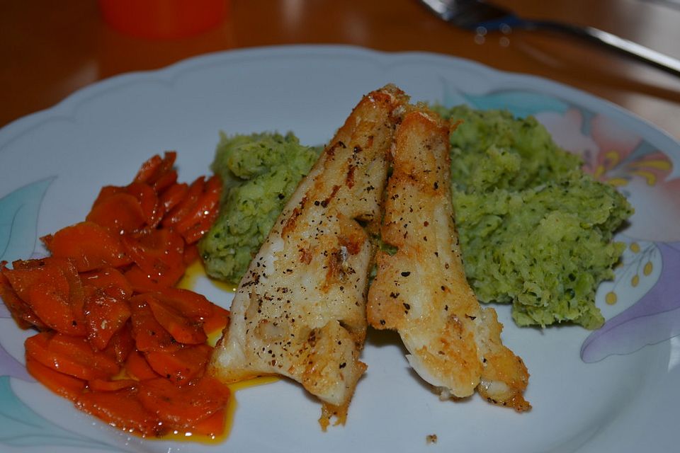 Zanderfilet mit Zwiebelconfit, Brokkoli und Wasabipüree