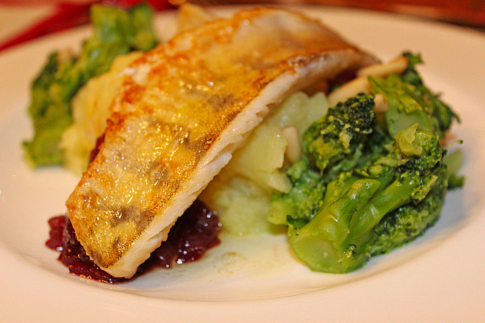 Zanderfilet mit Zwiebelconfit, Brokkoli und Wasabipüree