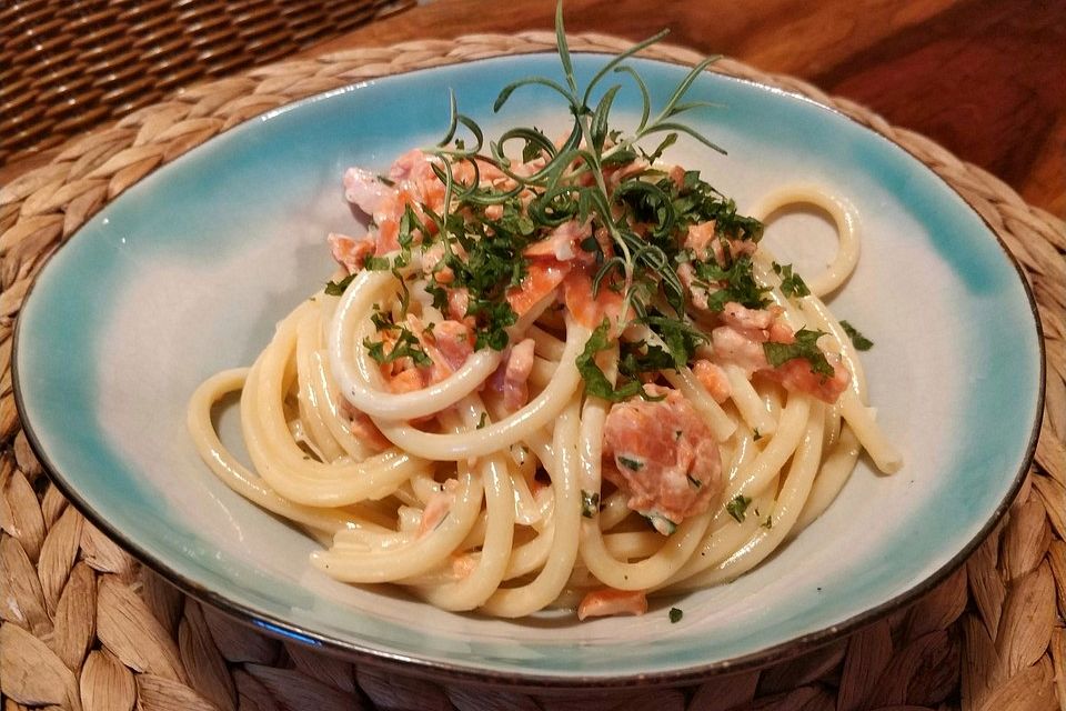 Spaghetti mit Räucherlachs-Zitronensauce