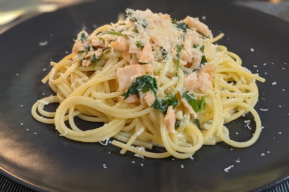 Spaghetti mit Räucherlachs-Zitronensauce