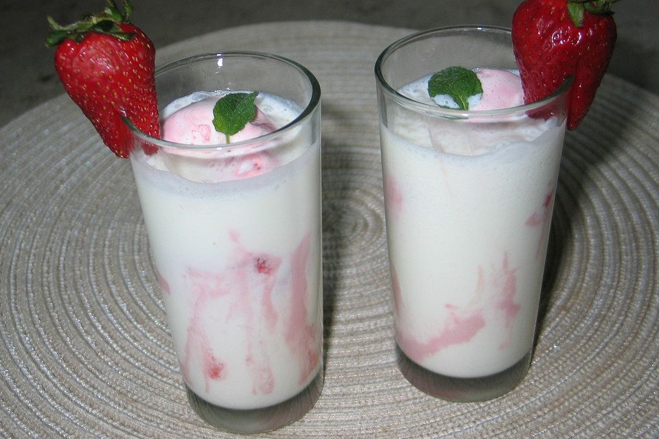 Vanillemilch mit Erdbeereis