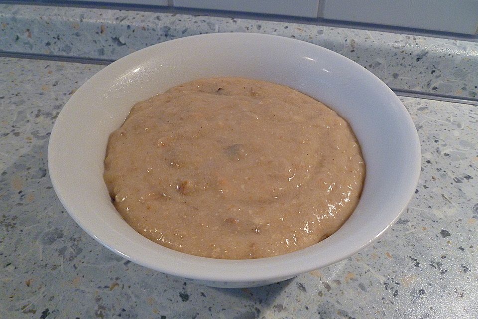 Porridge mit Banane und Walnuss-Stückchen