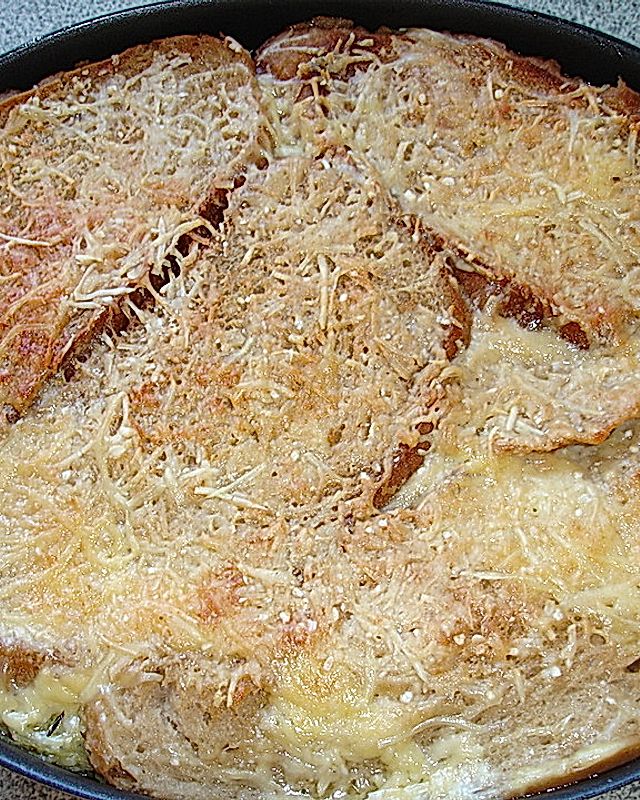 Wirsing-Brotsuppe mit Speck und Käse