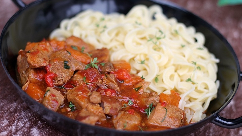 Tomaten-Gulasch mit Möhren und Paprika-image