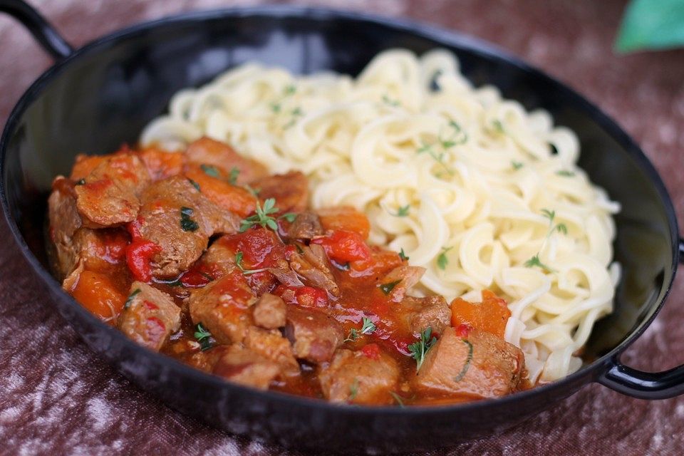 Tomaten-Gulasch mit Möhren und Paprika