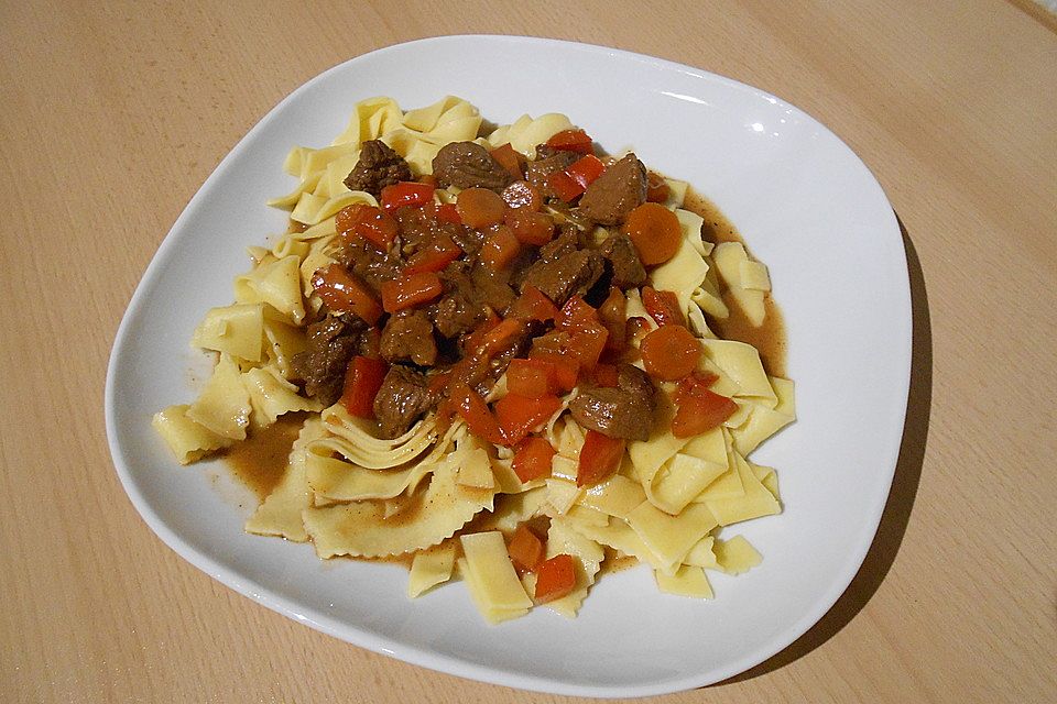 Tomaten-Gulasch mit Möhren und Paprika