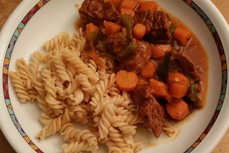 Tomaten-Gulasch mit Möhren und Paprika