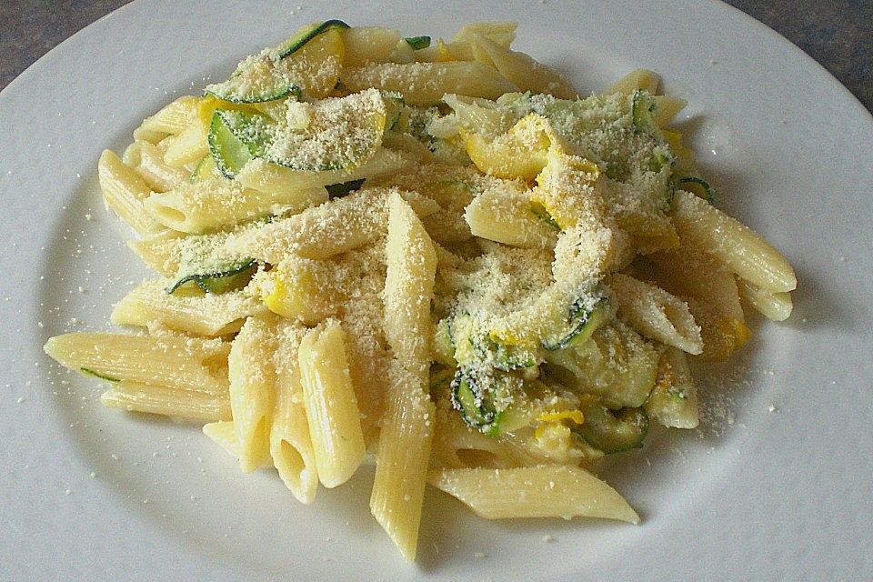 Penne mit Zucchetti an Parmesansauce