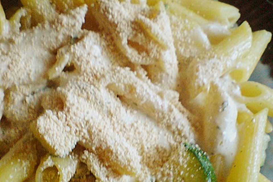 Penne mit Zucchetti an Parmesansauce