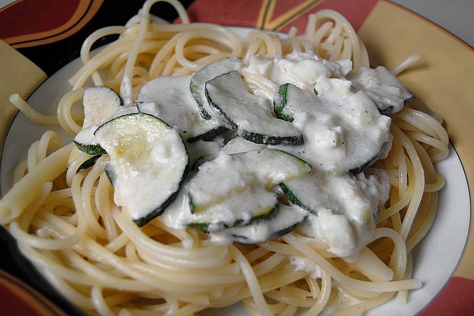 Penne mit Zucchetti an Parmesansauce