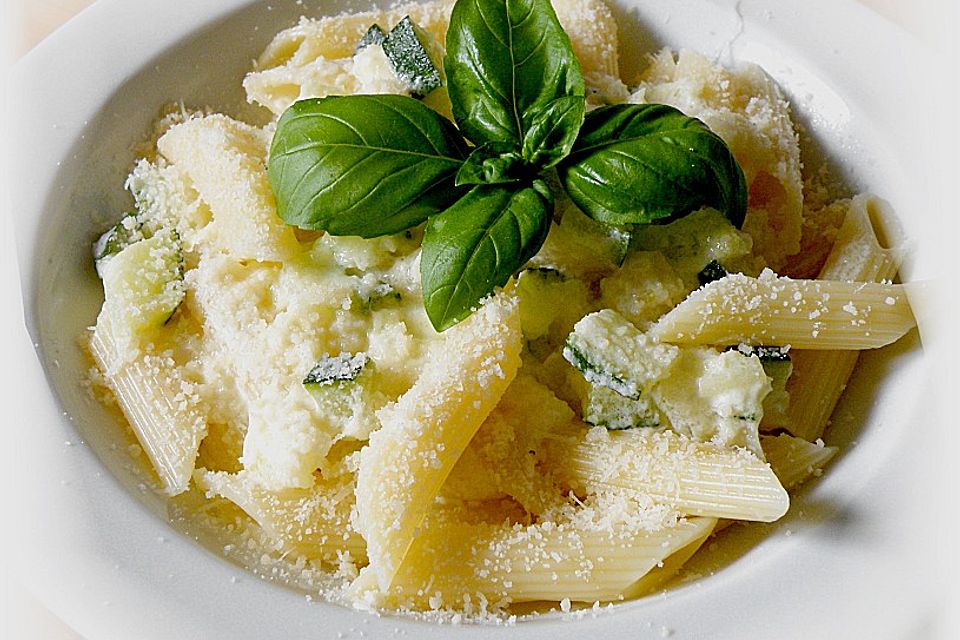 Penne mit Zucchetti an Parmesansauce