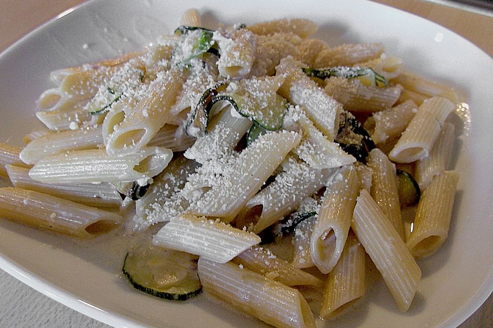 Penne mit Zucchetti an Parmesansauce