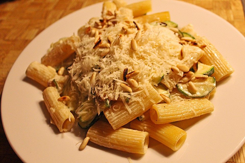 Penne mit Zucchetti an Parmesansauce