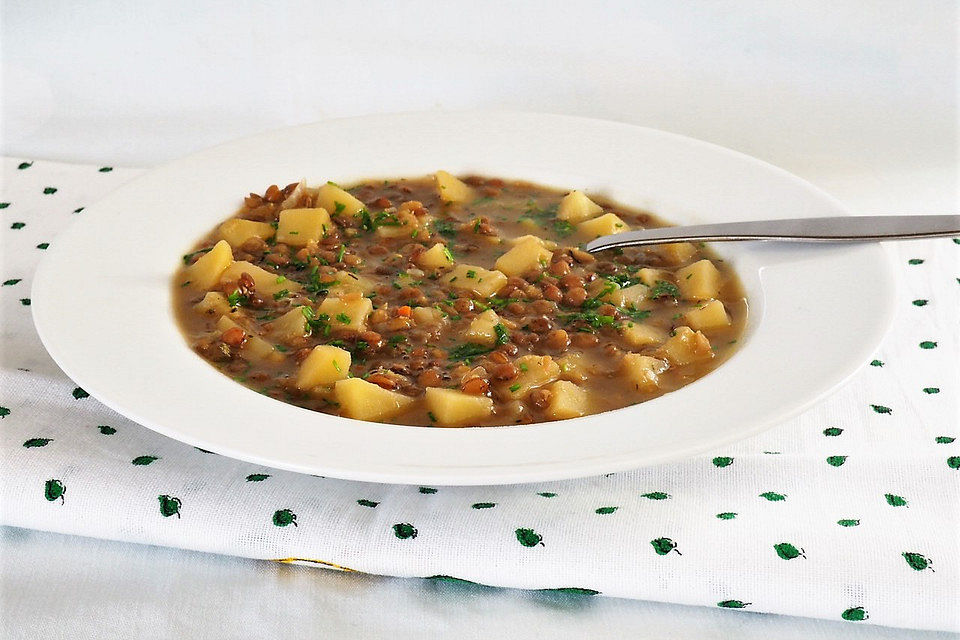 Linsensuppe mit Kartoffeln und Kräutern