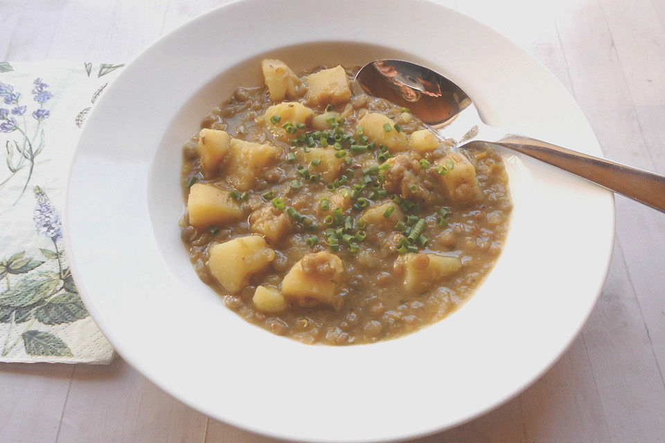 Linsensuppe mit Kartoffeln und Kräutern