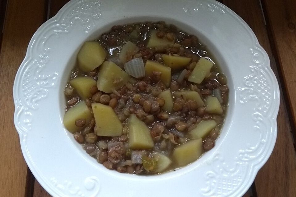 Linsensuppe mit Kartoffeln und Kräutern