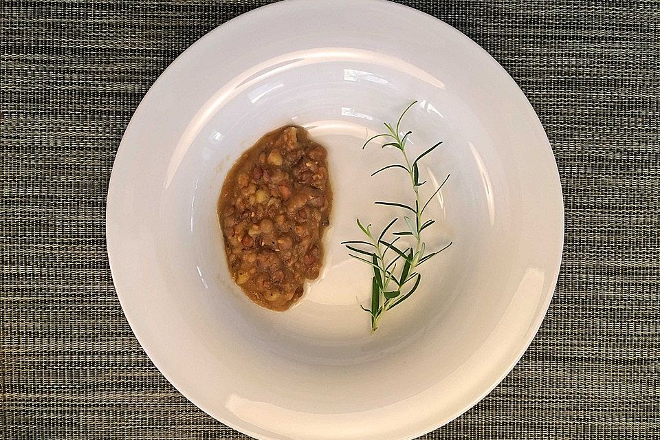 Linsensuppe mit Kartoffeln und Kräutern