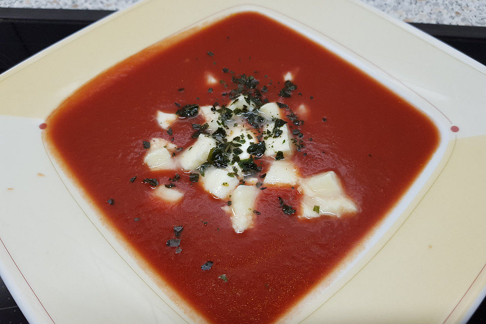 Tomaten-Mozzarella-Suppe