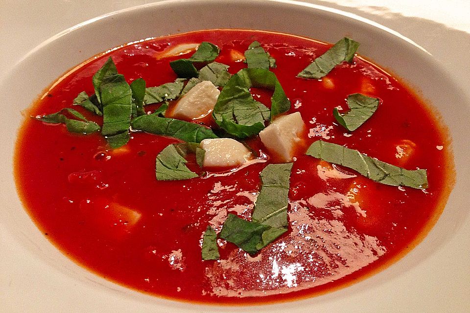 Tomaten-Mozzarella-Suppe