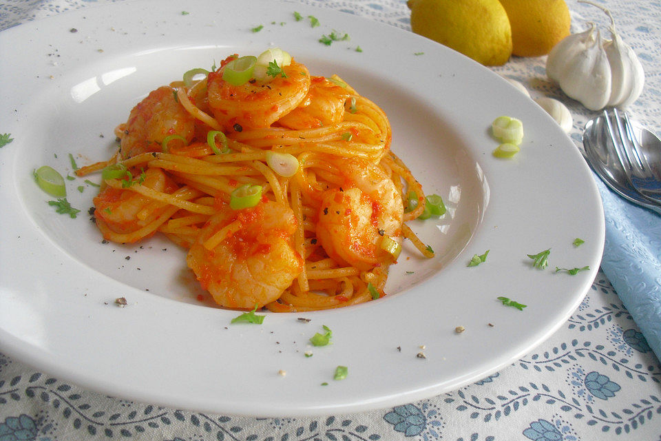 Spaghetti in Ajvarsauce mit Garnelen