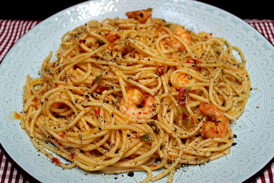 Spaghetti in Ajvarsauce mit Garnelen