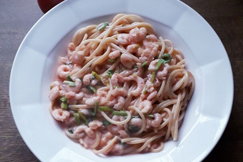 Spaghetti in Ajvarsauce mit Garnelen