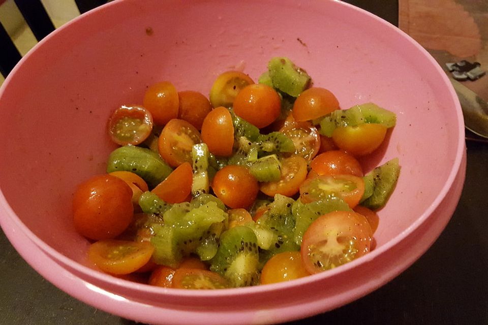 Tomaten-Kiwi-Salat