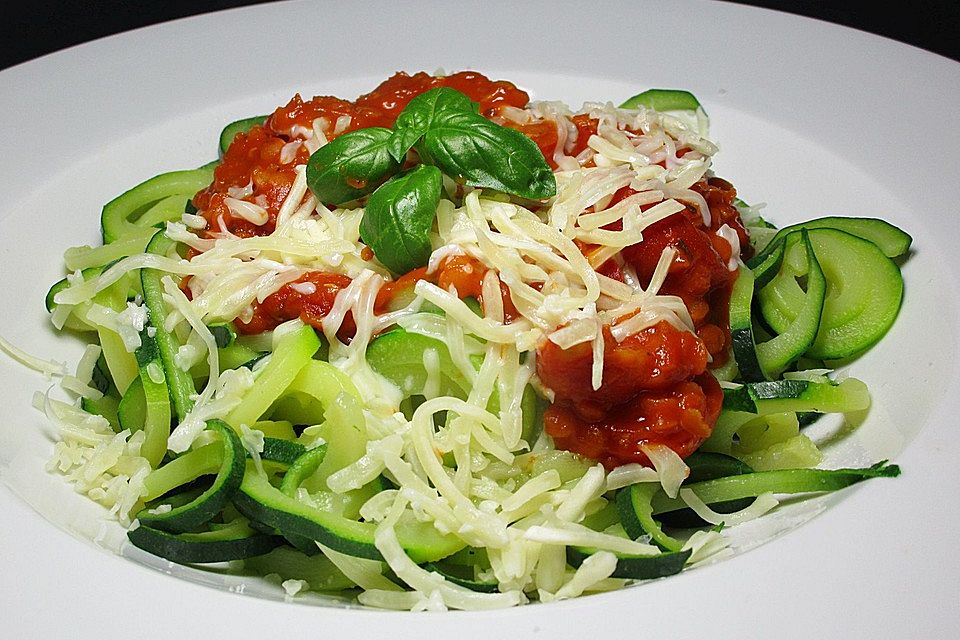 Zucchininudeln mit Linsen-Bolognese