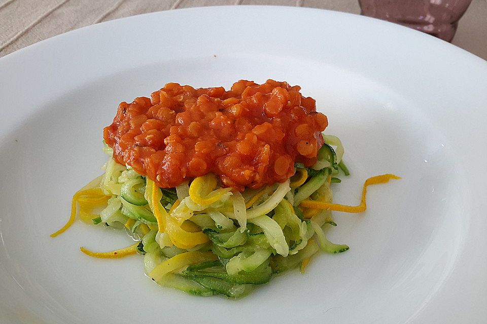 Zucchininudeln mit Linsen-Bolognese