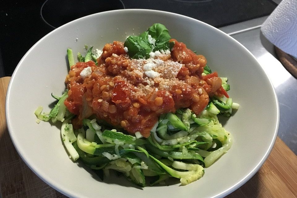 Zucchininudeln mit Linsen-Bolognese