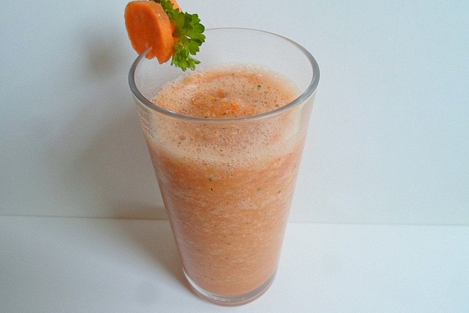 Gemüse-Smoothie mit Paprika, Möhren, Gurke und Kohlrabi