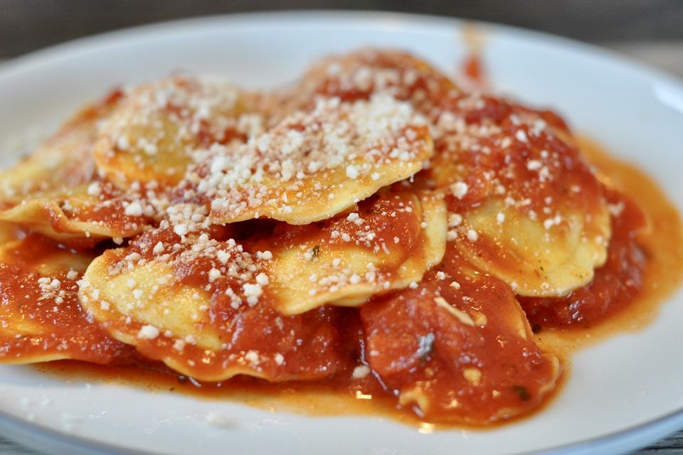 Hausgemachte Ravioli mit feiner Tomatensoße