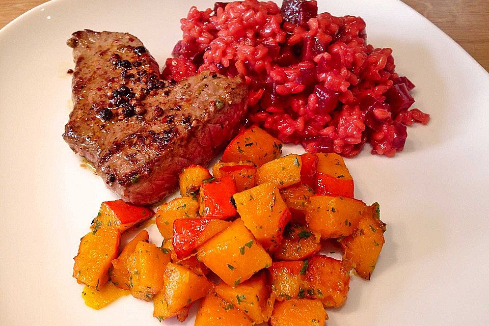 Pfeffriges Rinderfilet mit Kürbiswürfel und Rote-Bete-Risotto