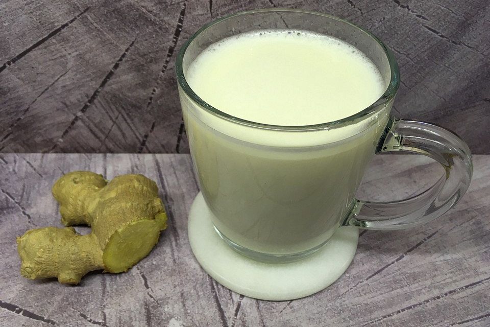 Heiße Milch mit Ingwer