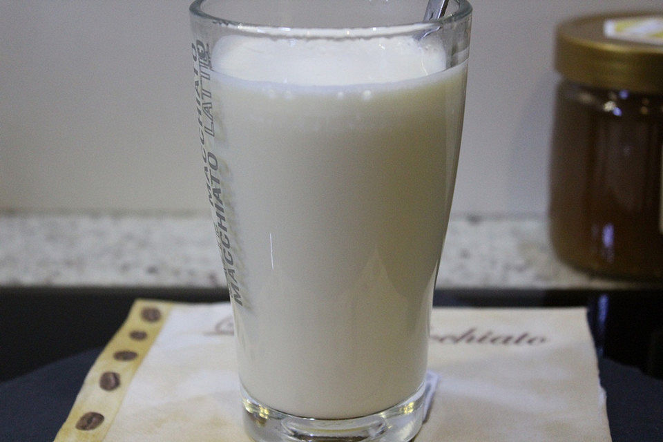 Heiße Milch mit Ingwer